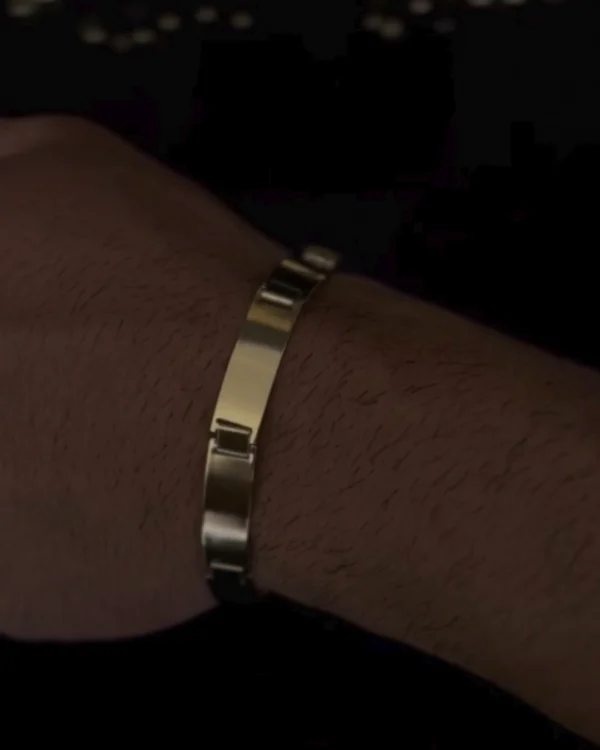 Bracelete de ouro masculino chapeado 9mm, acabamento polido e design robusto. Joia elegante, imponente e sofisticada.