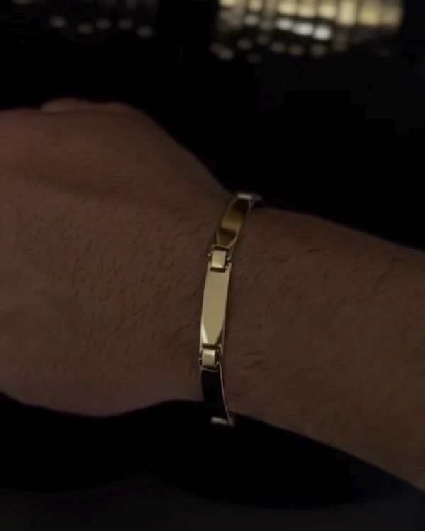Bracelete em ouro chapeado 7mm, acabamento polido e design robusto. Joia masculina elegante, moderna e versátil.
