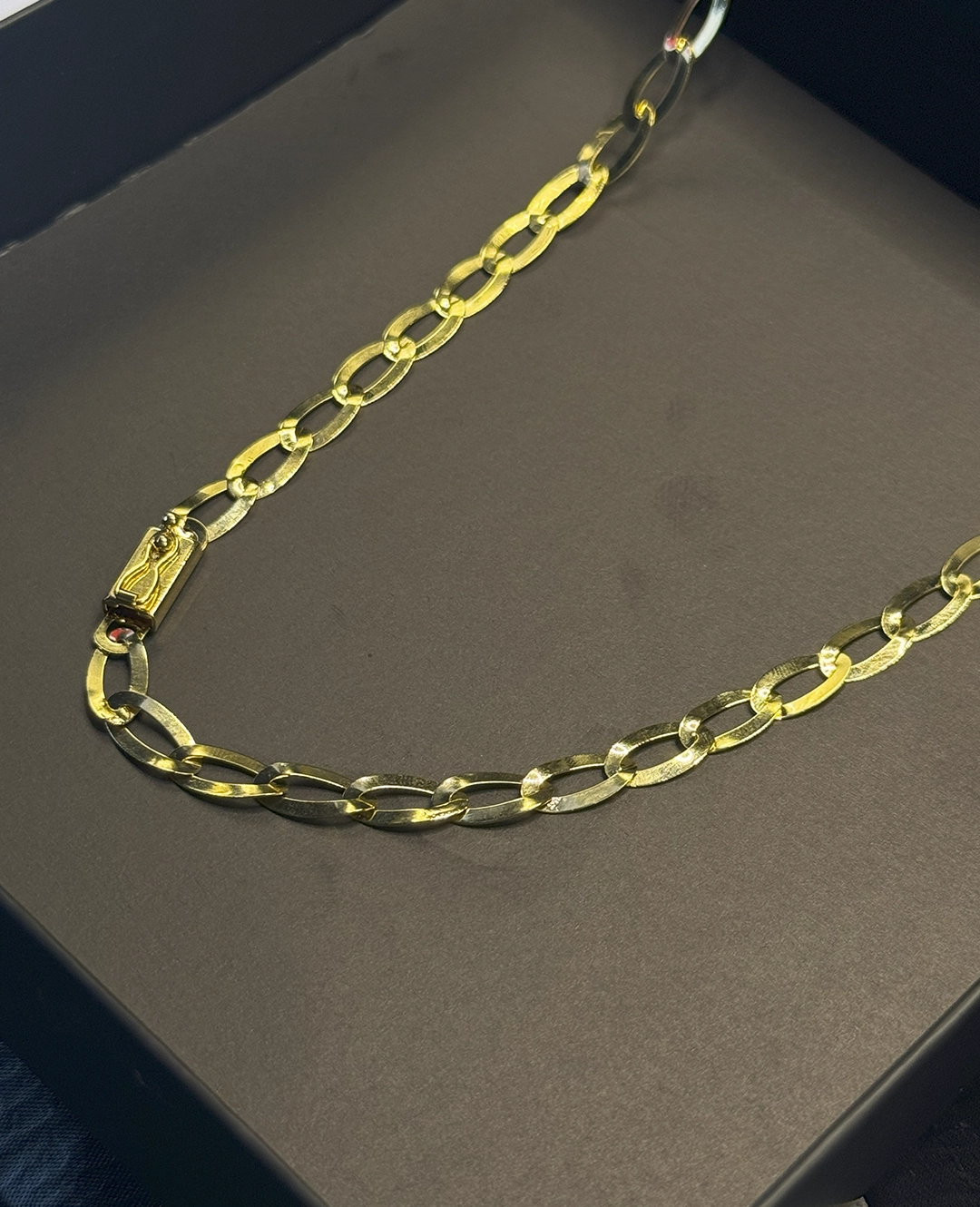 Corrente de ouro 18K laminada oval 4mm com fecho gaveta e trava de segurança. Acabamento brilhante e elegante. Corrente de ouro 18K laminada oval 4mm com fecho gaveta e trava de segurança. Acabamento brilhante e elegante.