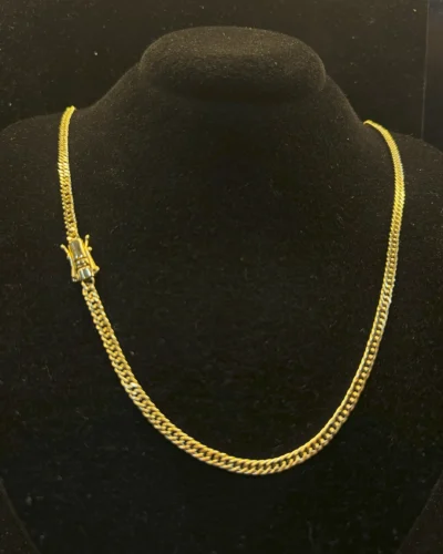 Corrente Grumet em ouro com elos entrelaçados e acabamento brilhante. Design clássico, elegante e versátil.
