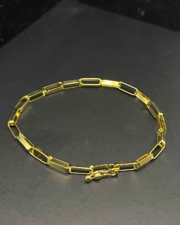Pulseira cartier em ouro, modelo clássico com elos alongados e acabamento polido. Design elegante, versátil e sofisticado.