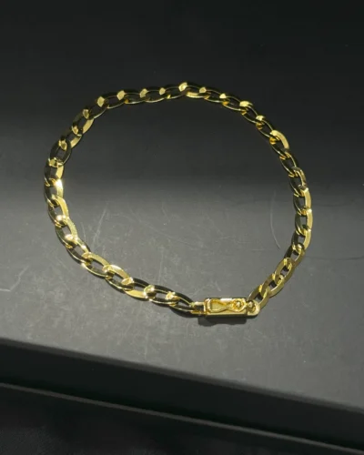 Pulseira laminada oval 4mm em ouro com acabamento polido. Design clássico, elegante e versátil.