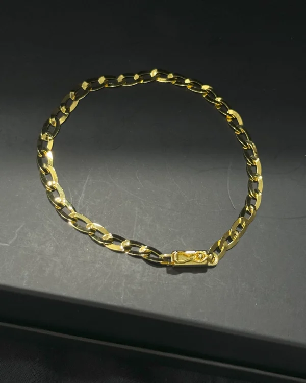 Pulseira laminada oval 4mm em ouro com acabamento polido. Design clássico, elegante e versátil.