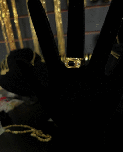 Anel Ônix Cravejado Banhado a Ouro 18k